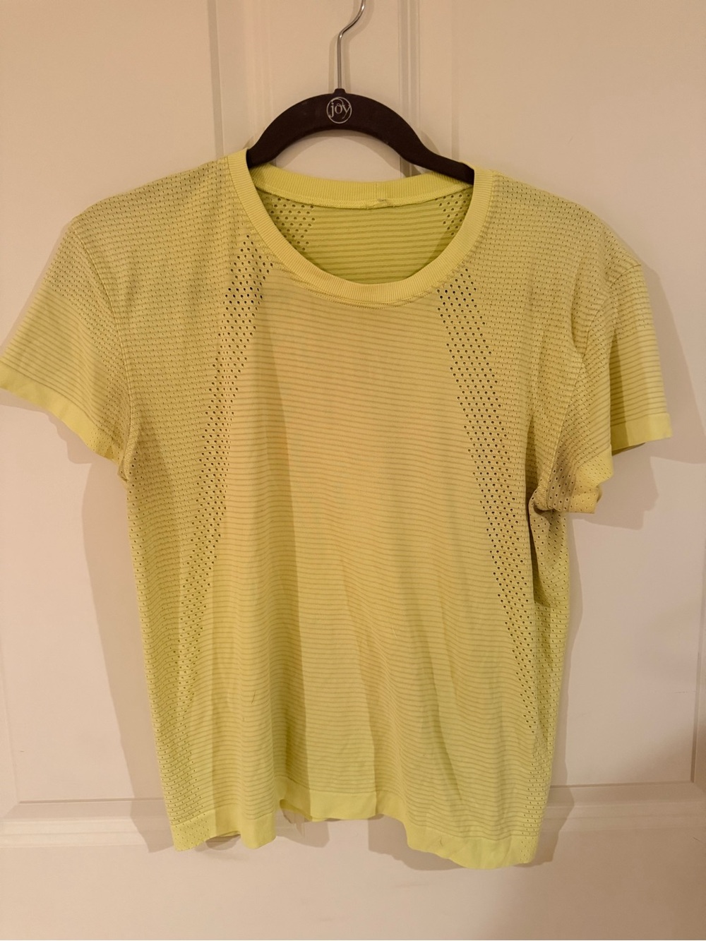 LuluLemon women Train to be Electric lemon shortsleeve Size 8